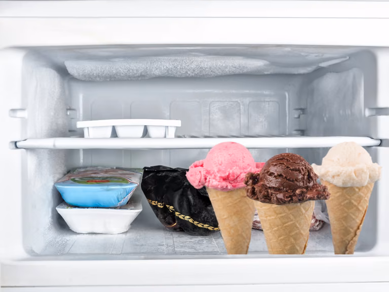 Lody jak "kamień" z zamrażarki? Poznaj skuteczni trik na miękkie i puszyste lody z zamrażarki.