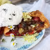 Mini galette z truskawkami, karmelizowanym rabarbarem i gałką lodów waniliowych z oreo