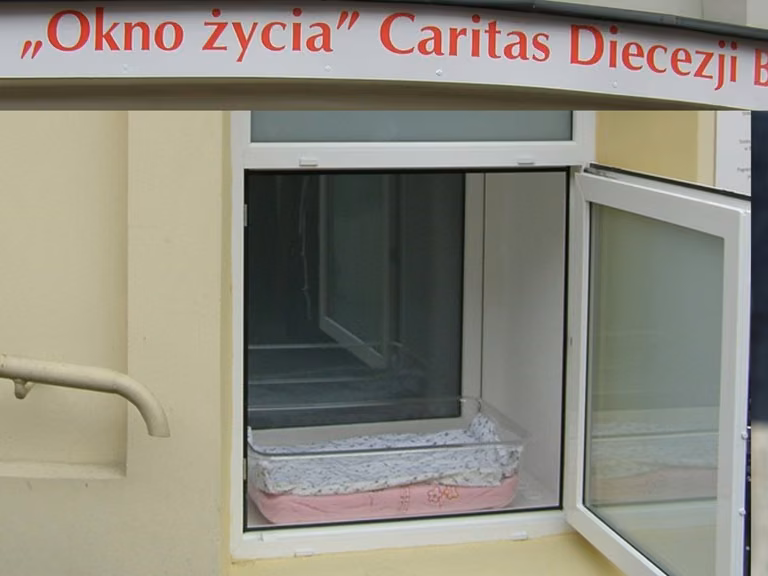 Porzuciła dwulatkę w oknie życia, a teraz chce ją odzyskać. Czy dziecko powinno wrócić do matki?