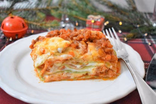Tradycyjna włoska lasagne alla bolognese z domowym makaronem i sosem beszamelowym