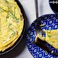 Lekki omlet z cukinią, szczypiorkiem i sezamem