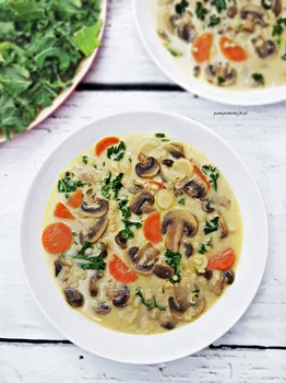 ZUPA PIECZARKOWA Z KASZĄ PĘCZAK