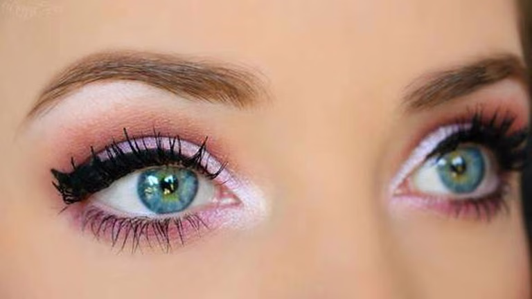 Rozświetlający make up w różu