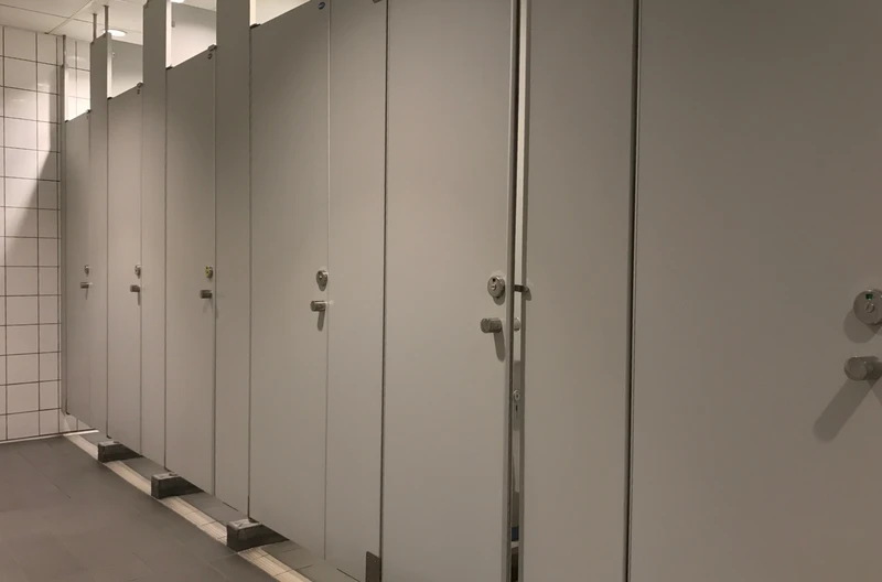 Widzisz taką dziurę w ścianie? Lepiej nie korzystaj z tej toalety w galerii handlowej!