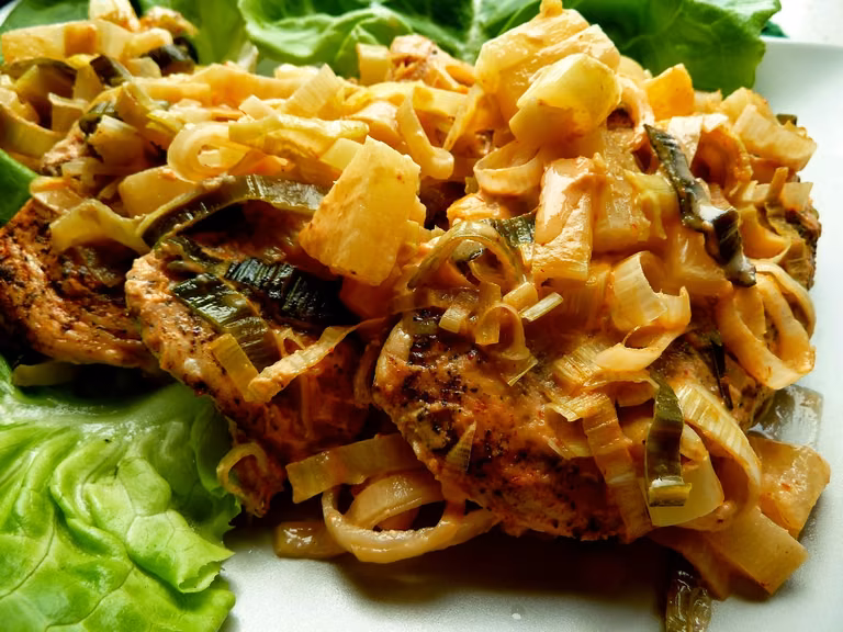 Kurczak w porach z ananasem