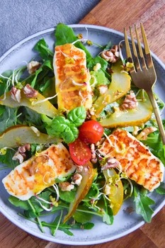Sałatka z grillowanym Halloumi i gruszką