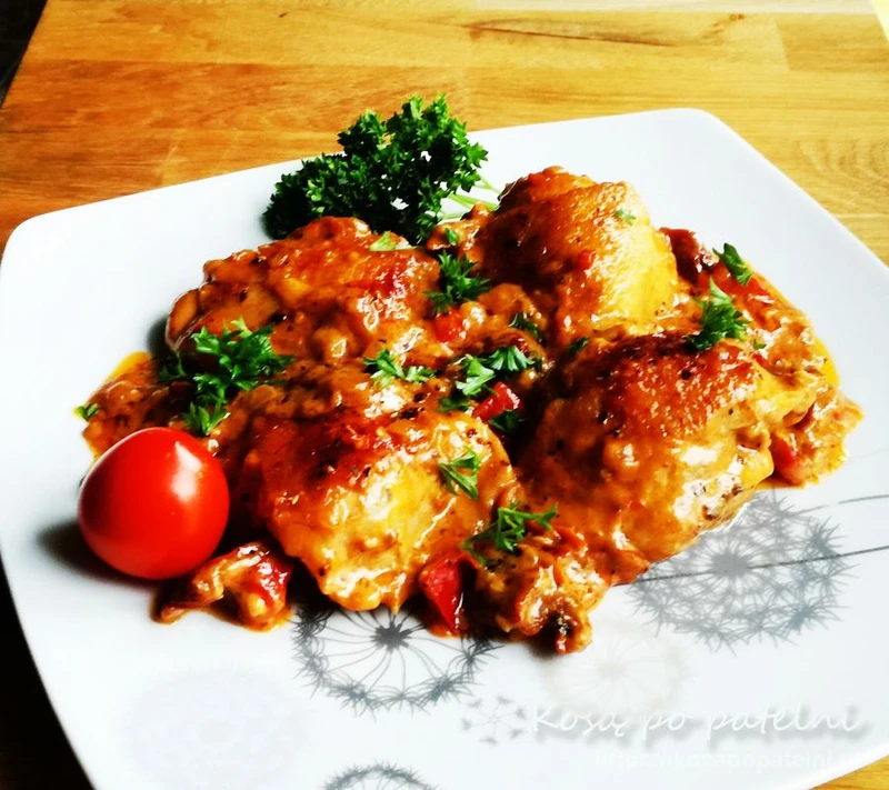 Podudzia kurczaka w sosie paprykowo-pomidorowym