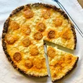 Poniedziałek: Tarta na brokułowym cieście z chorizo
