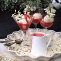 Lody akacjowe z sosem truskawkowym