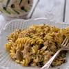 Fusilli z białym sosem z boczniaków, z orzechami, aromatyzowane oliwą truflową