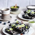 Czarne gofry z kremem matcha i borówkami
