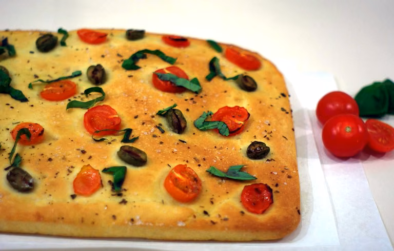 Focaccia z oliwkami i pomidorami