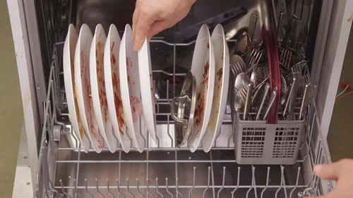 Opłukujesz naczynia przed włożeniem do zmywarki? Sprawdź, dlaczego nie warto tego robić