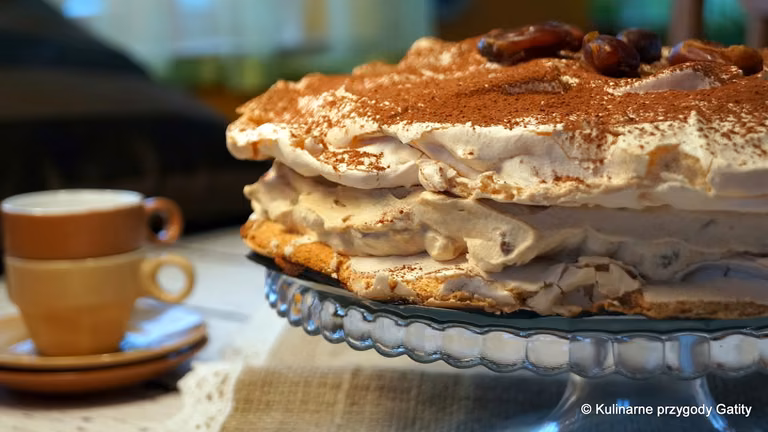 Bezowy tort dacquoise z daktylami i orzechami