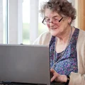 Te osoby otrzymają emeryturę wcześniej, inni zobaczą na koncie 2 przelewy! ZUS opublikował nowy harmonogram wypłat