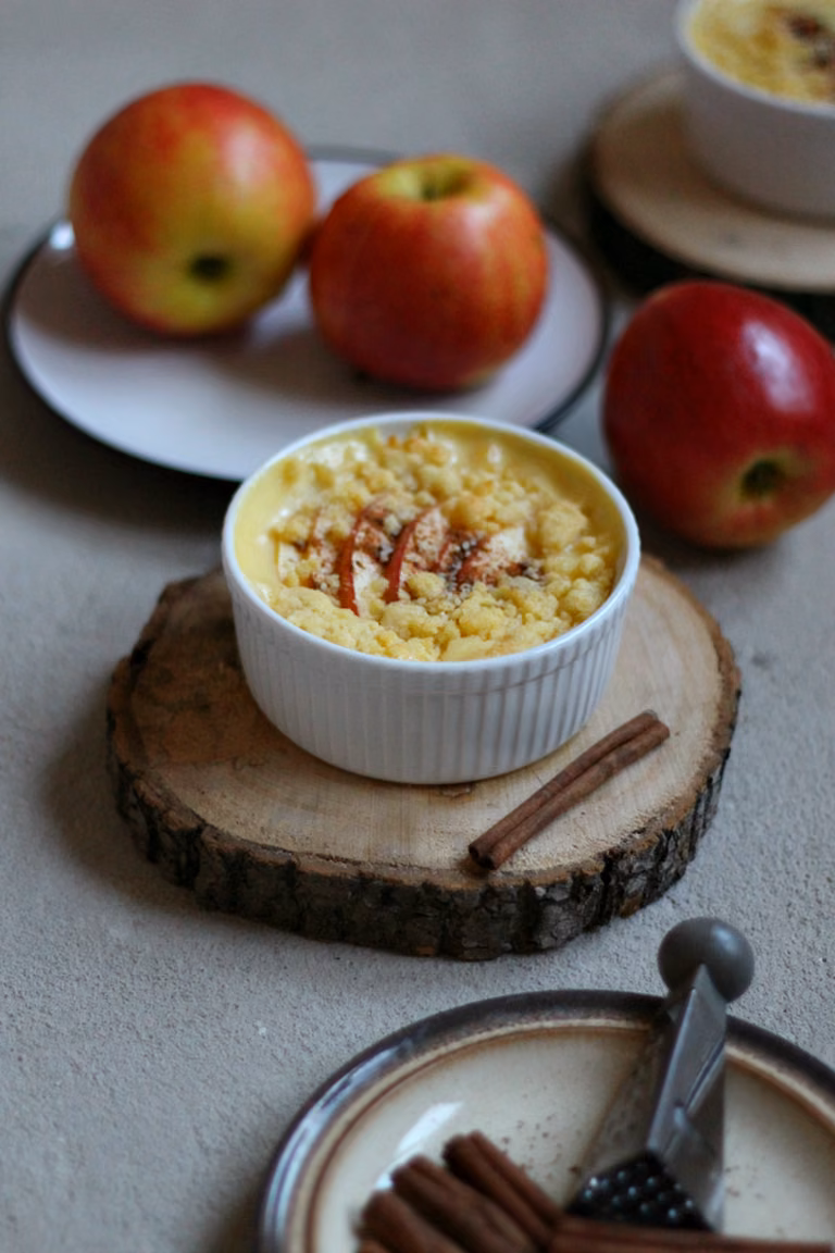 Pudding zapiekany z jabłkami i cynamonem pod kruszonką.
