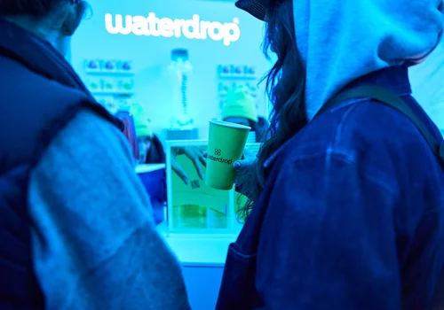 60 proc. polskich konsumentów kieruje się dobrem środowiska przy zakupie napojów, a 4 na 10 osób podczas spotkań towarzyskich w miastach wybiera mocktaile. Nowe dane