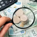 Ci pracownicy mogą liczyć na dopłatę roczną! Do końca marca otrzymają przelew na 240 zł