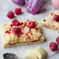 Mazurek z paloną białą czekoladą i malinami