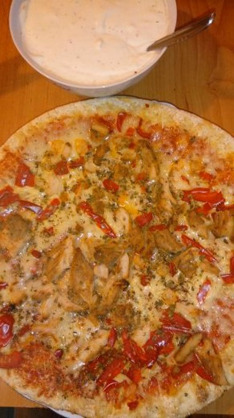 Pizza z kurczakiem i mozzarellą