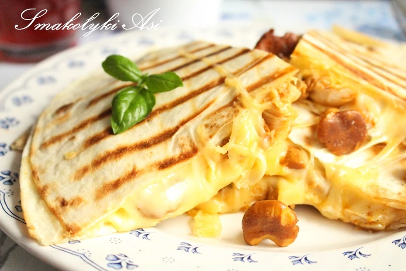 Quesadilla z kurkami i kurczakiem