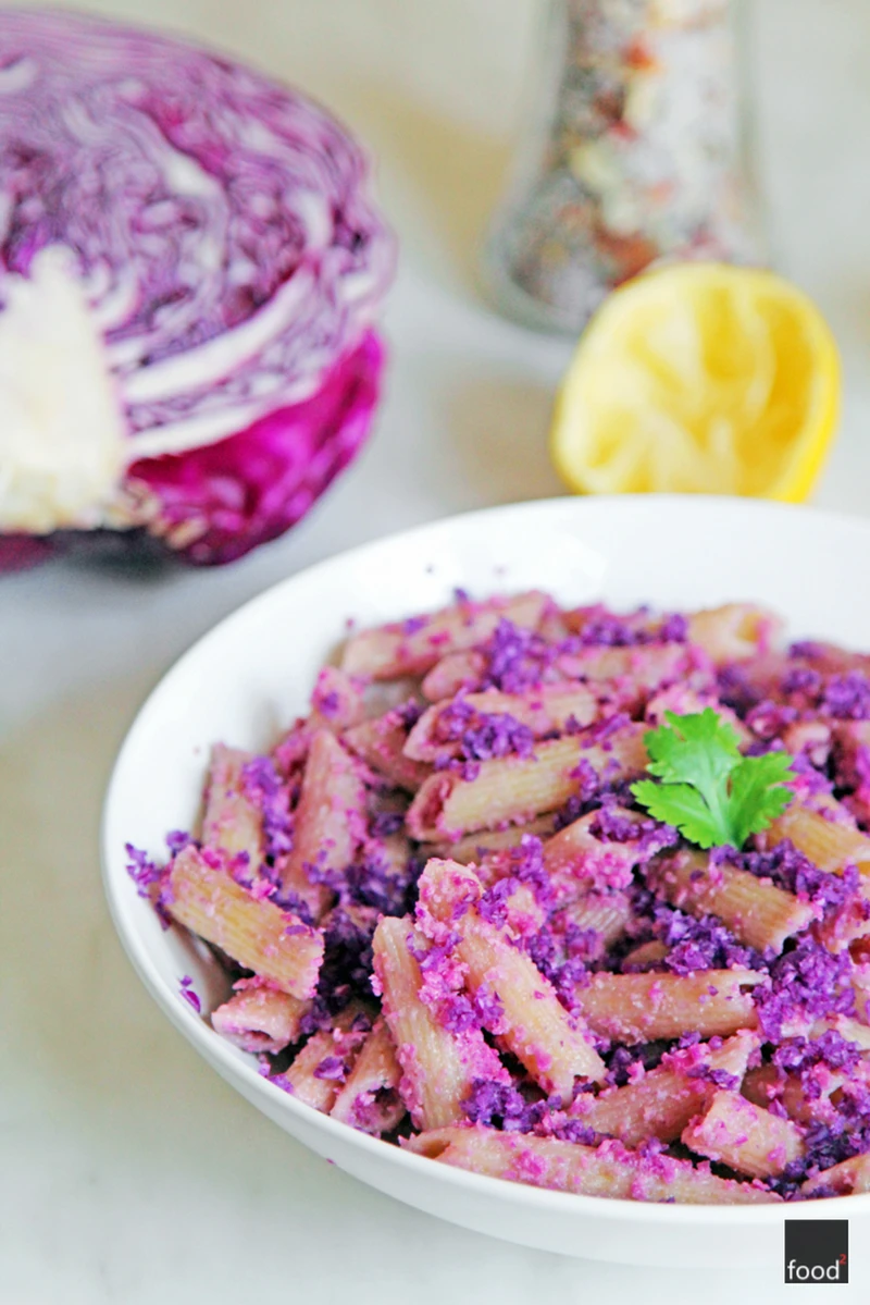 Penne z pesto z czerwonej kapusty
