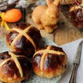 Hot cross buns - aromatyczne wielkanocne bułeczki