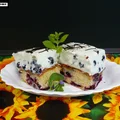 Ciasto śmietankowe z czarnymi porzeczkami