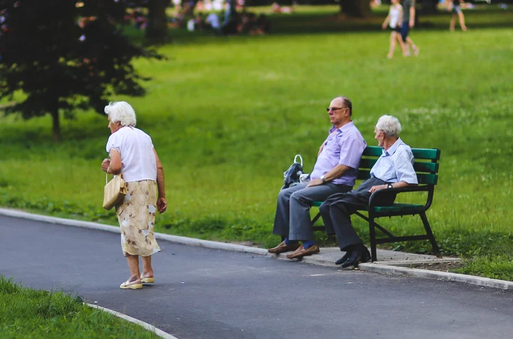 Zdjęcie 6200 złotych comiesięcznej premii dla seniorów! Wypłaty świadczenia w nowej formie już w styczniu 2025 roku #1