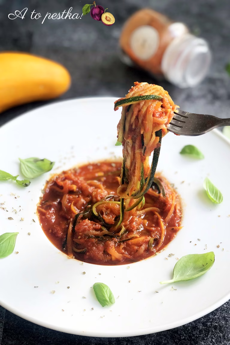 Szybki przepis na cukinię – fit spaghetti napoli