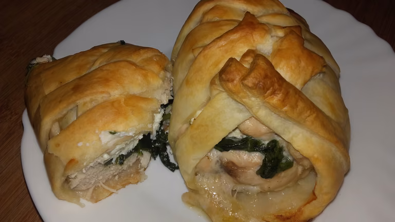 Filet z kurczaka faszerowany szpinakiem, fetą w cieście francuskim :)