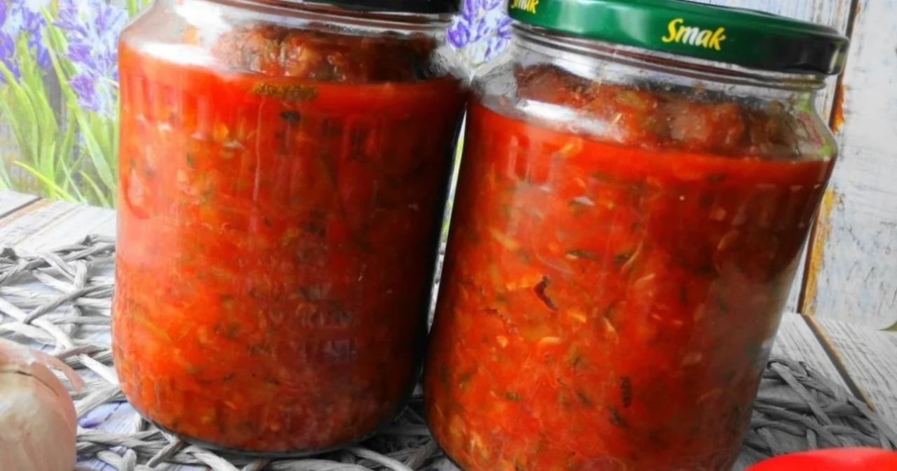Cukinia w sosie pomidorowym do słoików na zimę.
