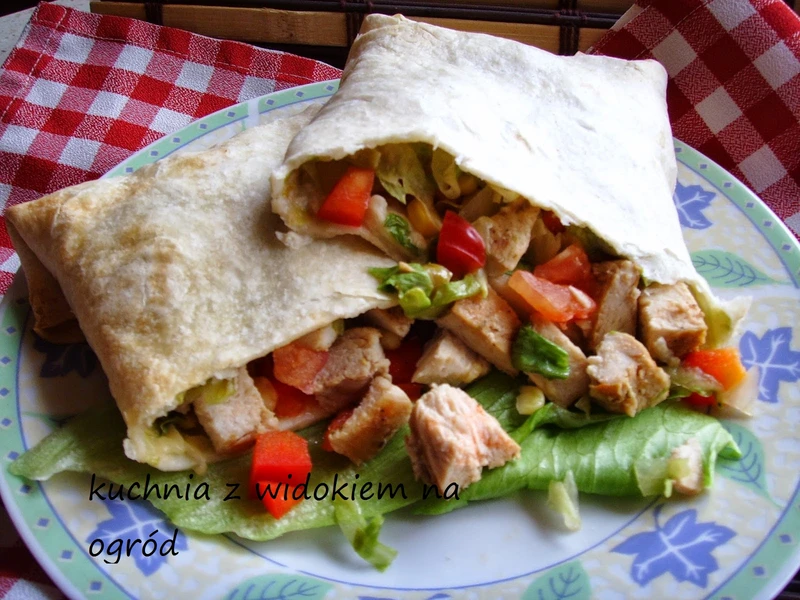 Tortilla z grillowanym kurczakiem i warzywami.