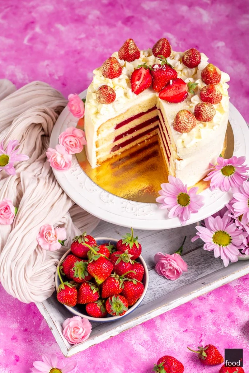 Tort z truskawkami i bitą śmietaną
