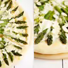 Biała pizza ze szparagami.