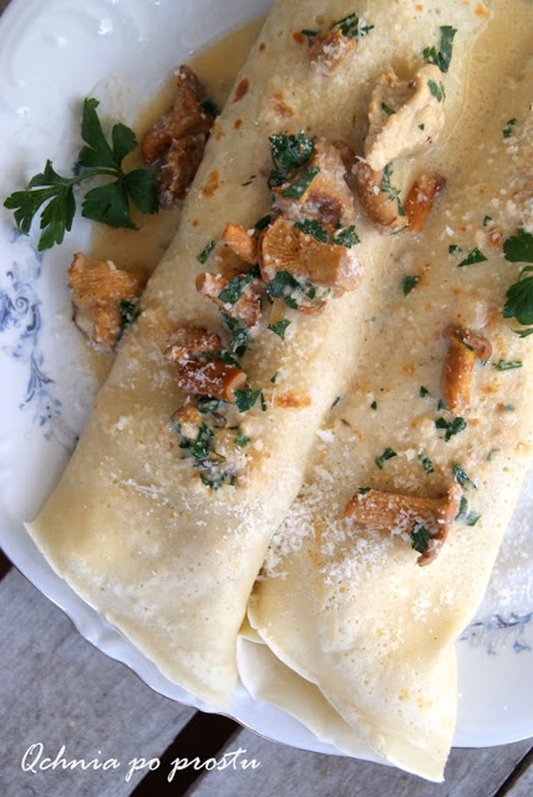 Naleśniki z kurczakiem, kurkami i parmezanem