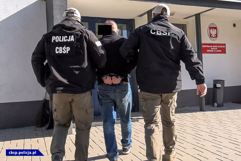 Handlowali fałszywymi certyfikatami! Służby zatrzymały 11 osób