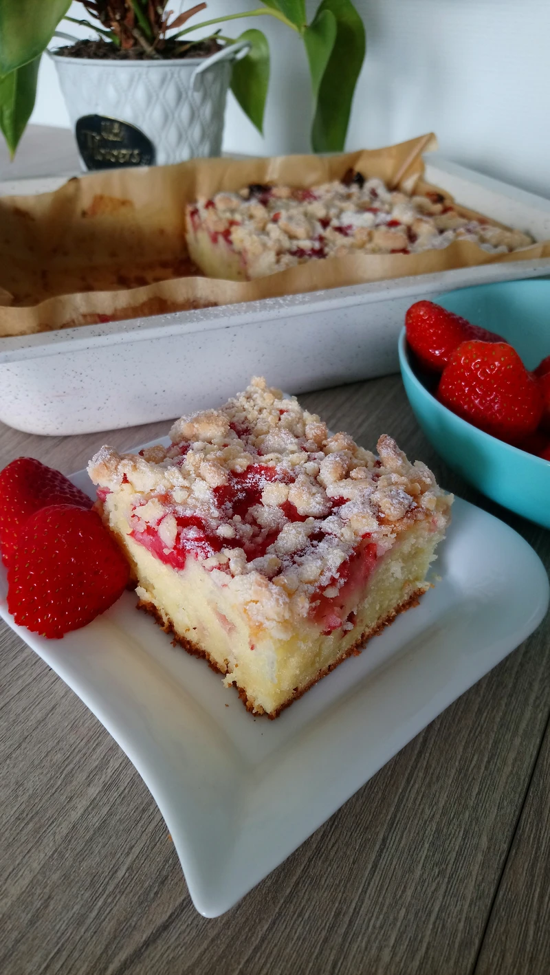 Jogurtowe ciasto z truskawkami i kruszonką
