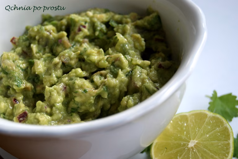 Guacamole z czerwoną cebulą