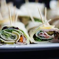 Koreczki z placuszków tortilla