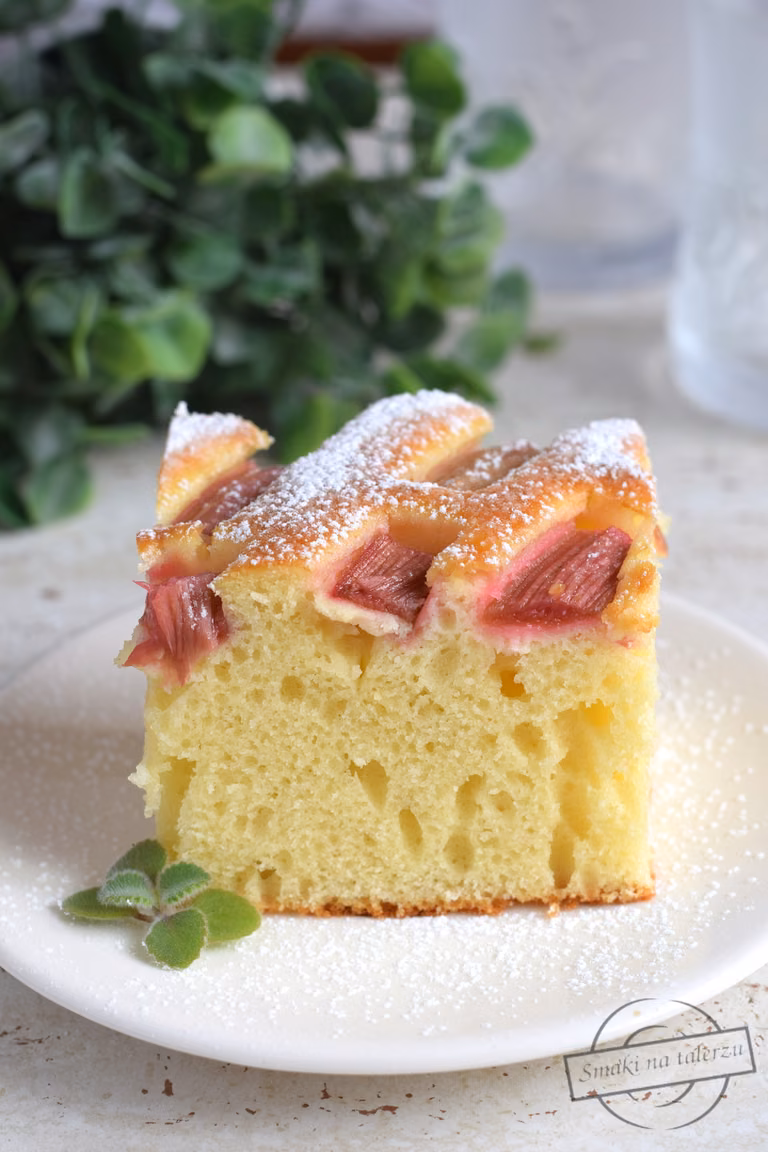Ciasto maślankowe z rabarbarem