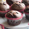 MUFFINY Z KREMEM CZEKOLADOWYM I ŚLIWKAMI