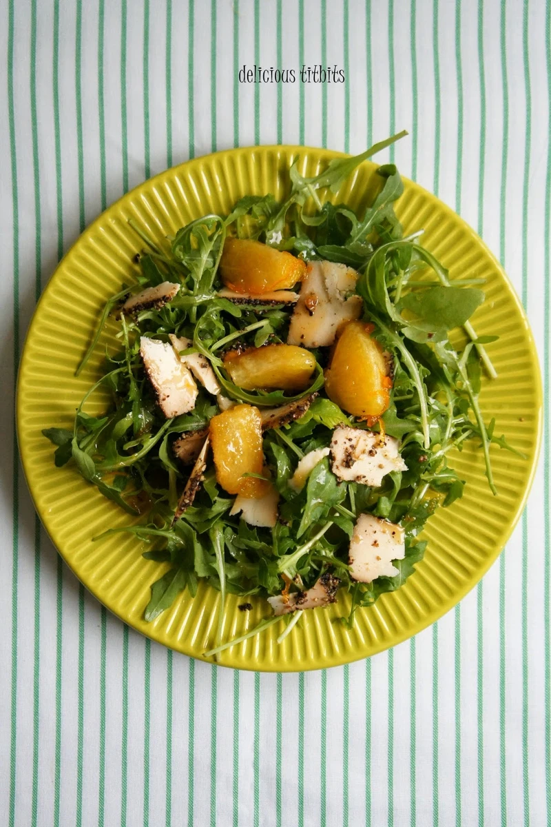 Sałatka z rukoli, koziego sera Saloio Gourmet (z ziarnami czarnego pieprzu) i pomarańczy