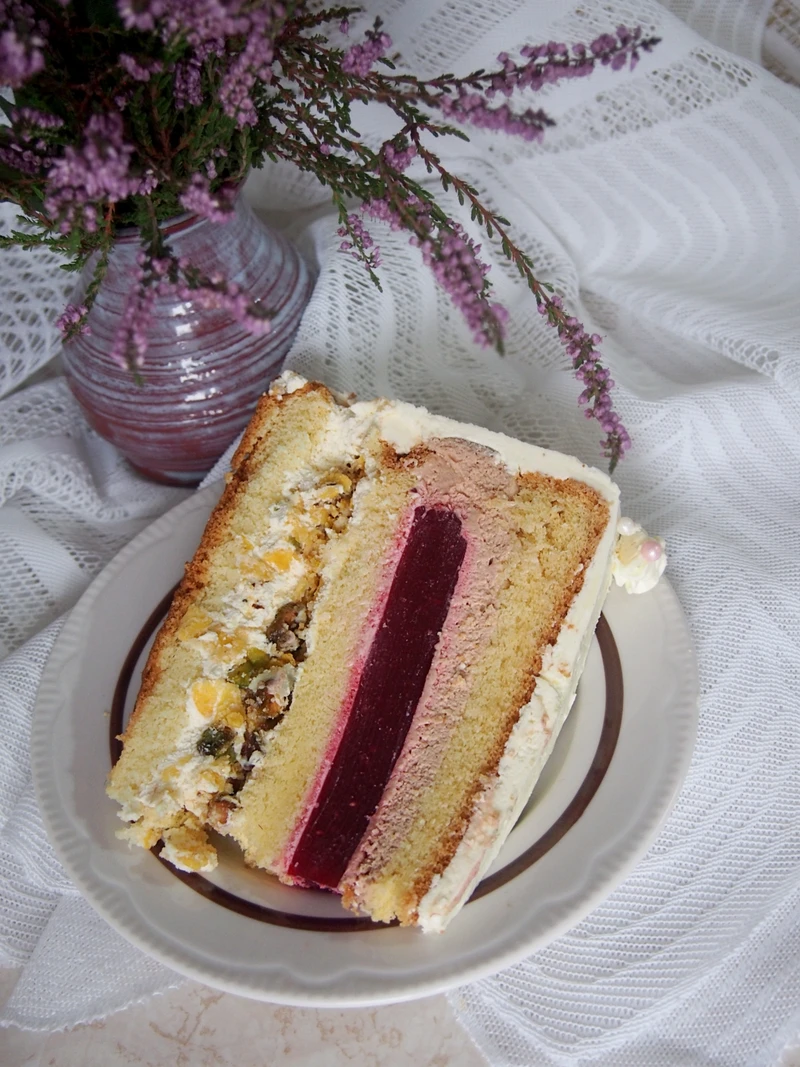 Tort malinowy z pistacjową chrupką w białej czekoladzie