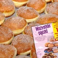 Pączki rekordowo tanie! Jedna z sieci sklepów rozdaje je za darmo