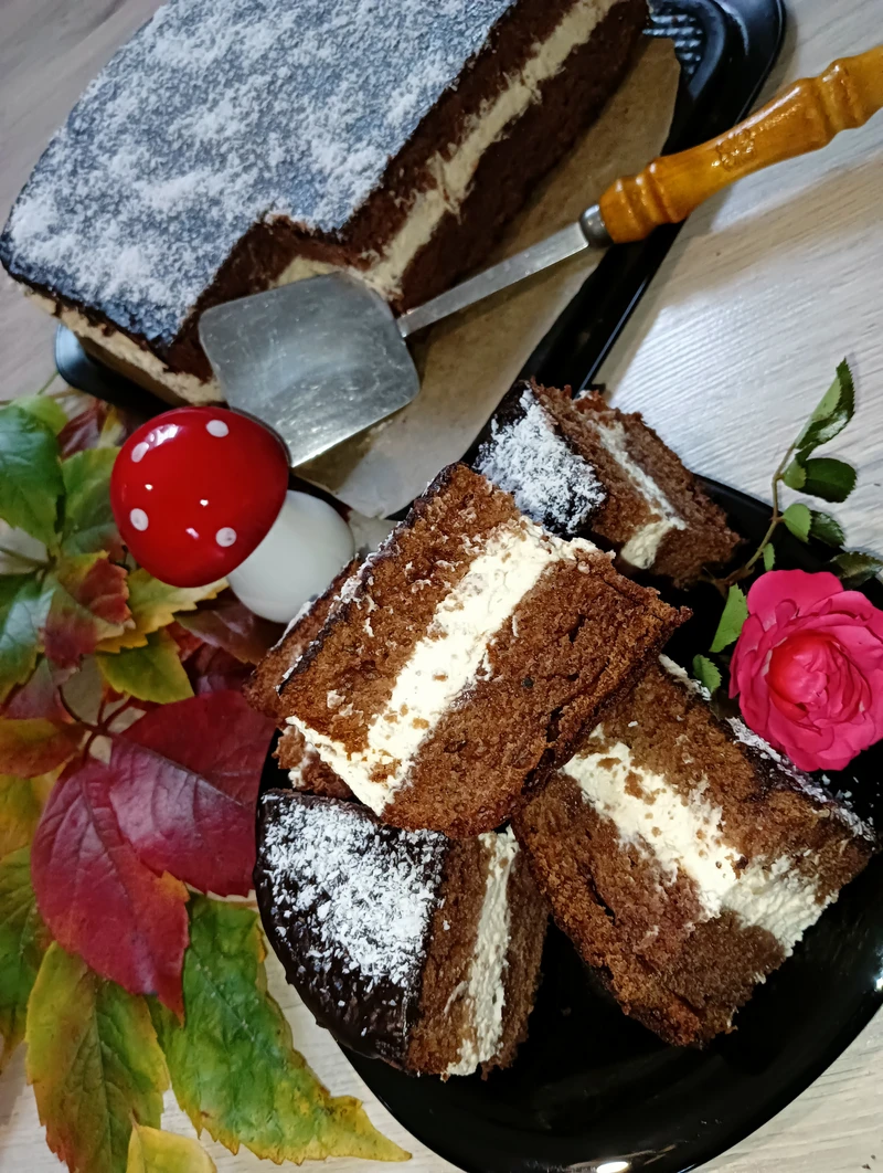 Ciasto kakaowe z bitą śmietaną i polewą kakaową