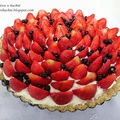 Tarta z bitą śmietaną i truskawkami