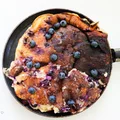 Proteinowy omlet z borówkami