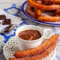 Churros - hiszpańskie łakocie ze smażonego ciasta parzonego