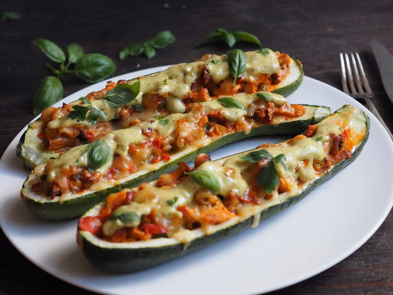 Cukinia faszerowana kurczakiem i kurkami z sosem majonezowym z pesto